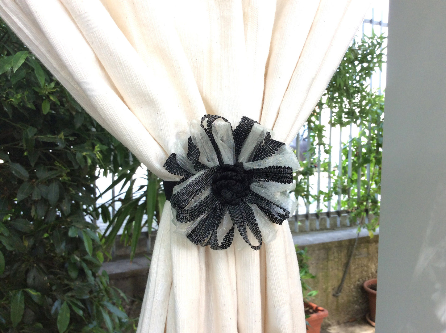 1 Calamita magnetica a fiore nero bianco organza fermatenda.Decorazione per tende tendaggi made in italy arredamento vintage regalo per lei.