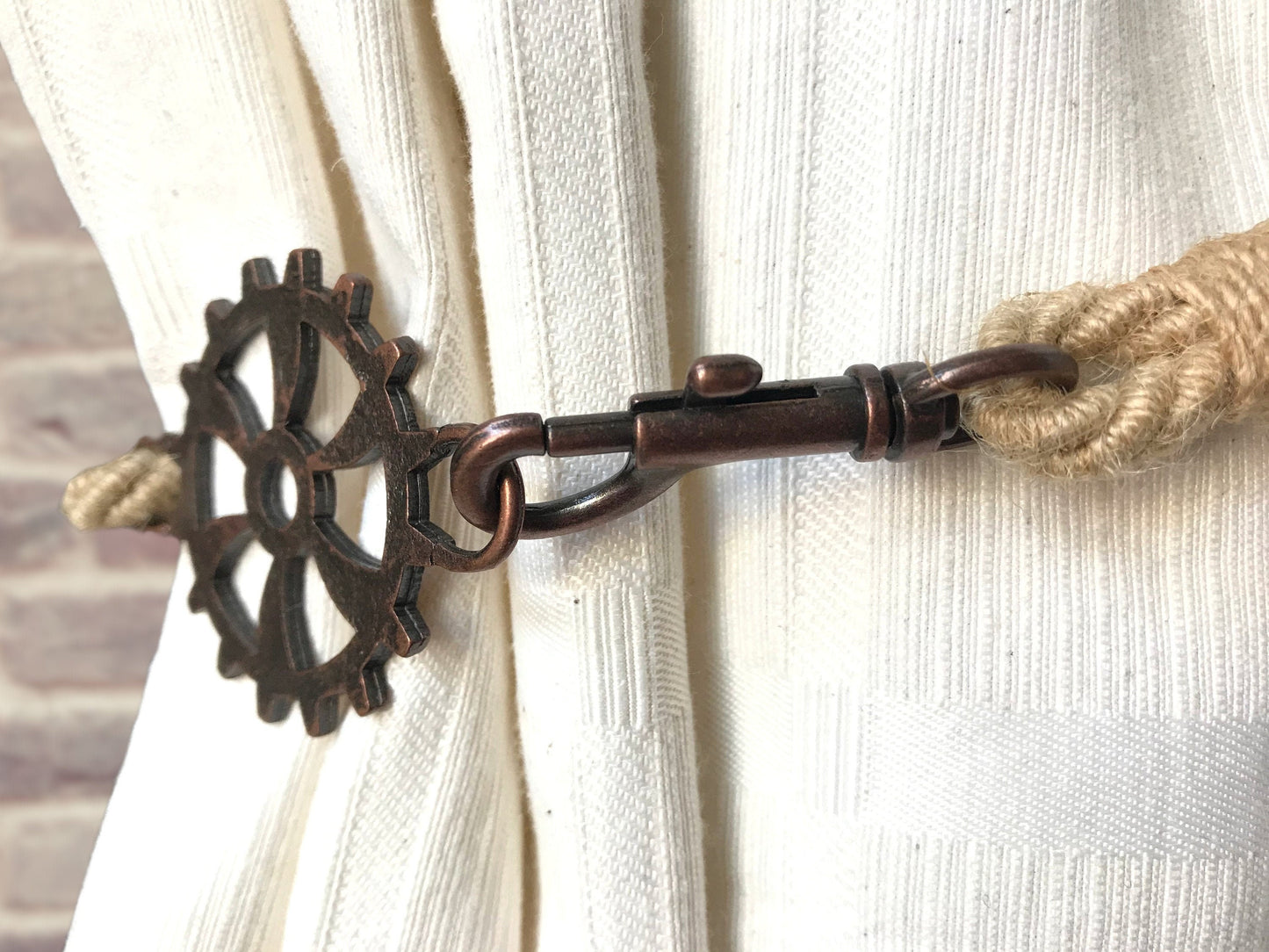Industrial-style curtain tie-backs, in eco-friendly BEIGE cotton and jute. Furnishings for lofts and open-plan spaces. Made in Italy.