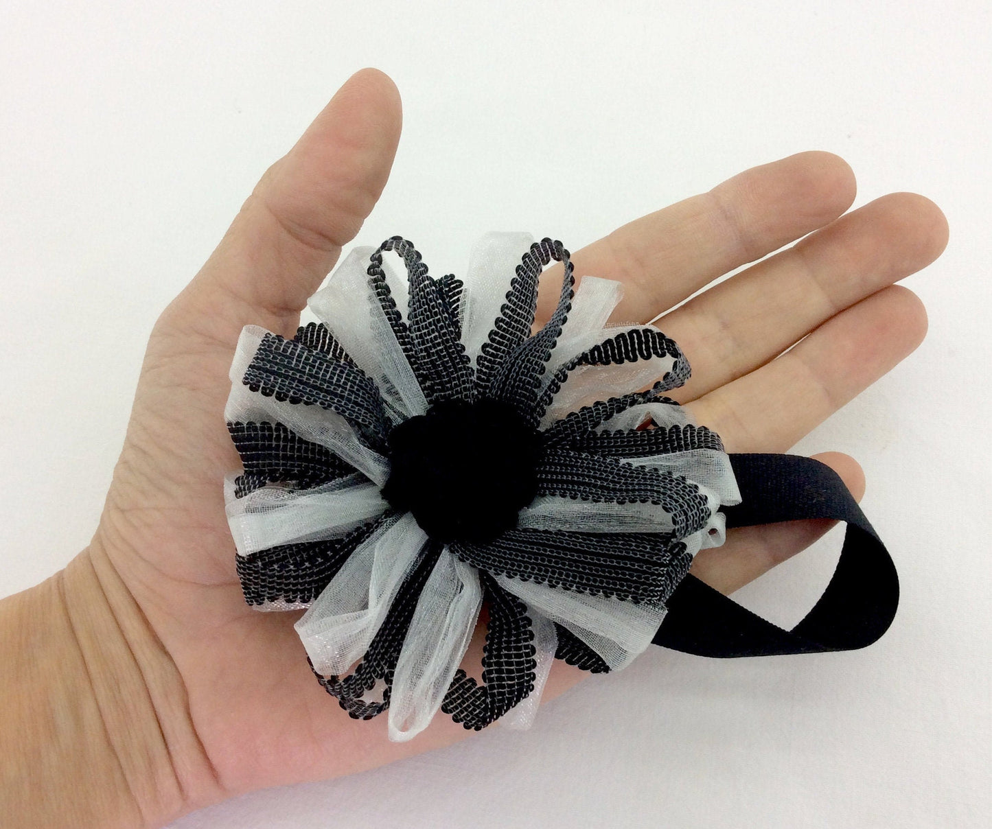 1 Calamita magnetica a fiore nero bianco organza fermatenda.Decorazione per tende tendaggi made in italy arredamento vintage regalo per lei.