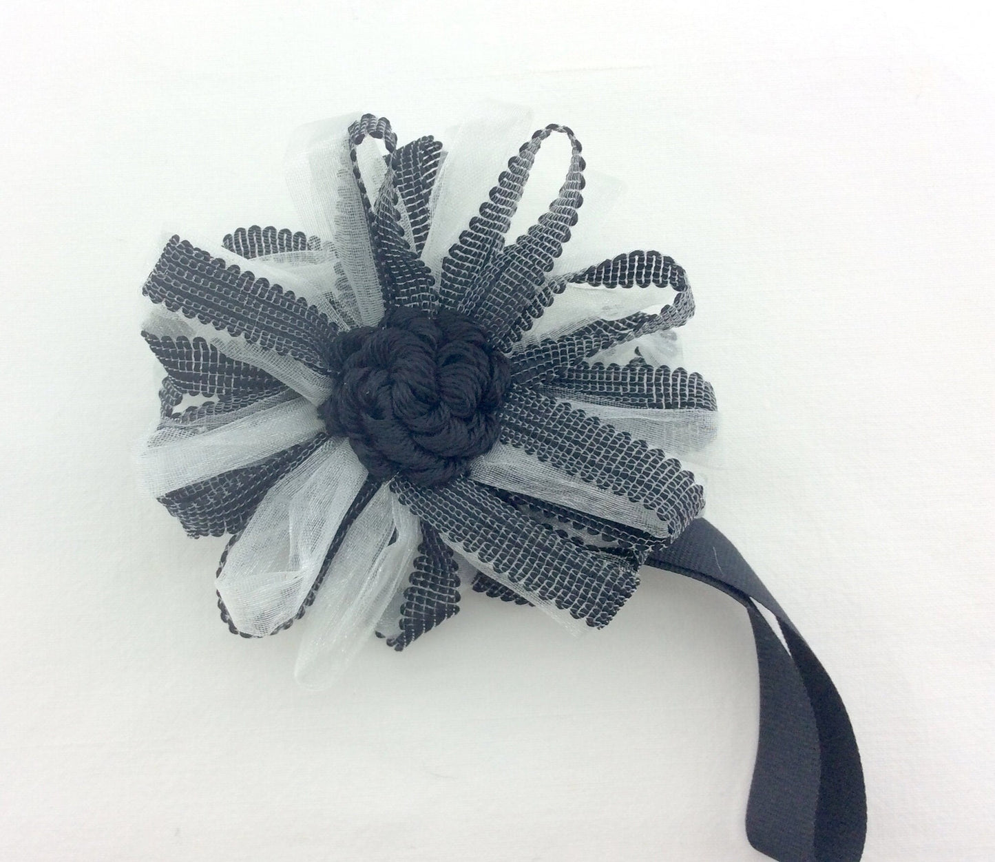 1 Calamita magnetica a fiore nero bianco organza fermatenda.Decorazione per tende tendaggi made in italy arredamento vintage regalo per lei.