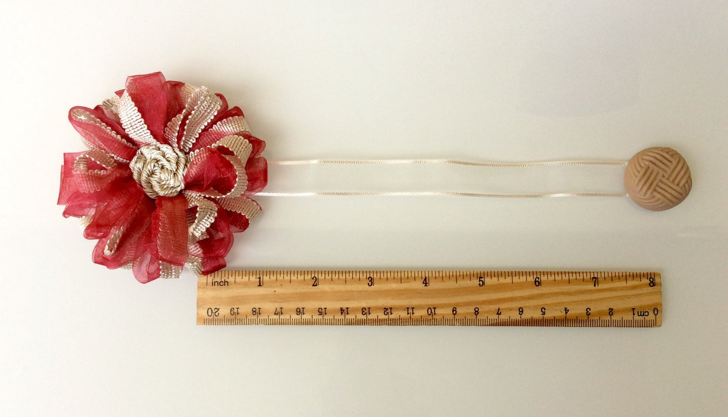 1 Magnetic flower curtain tie-back, magnet in a cream and red mix. Curtain decoration made in Italy. Vintage, shabby chic style.