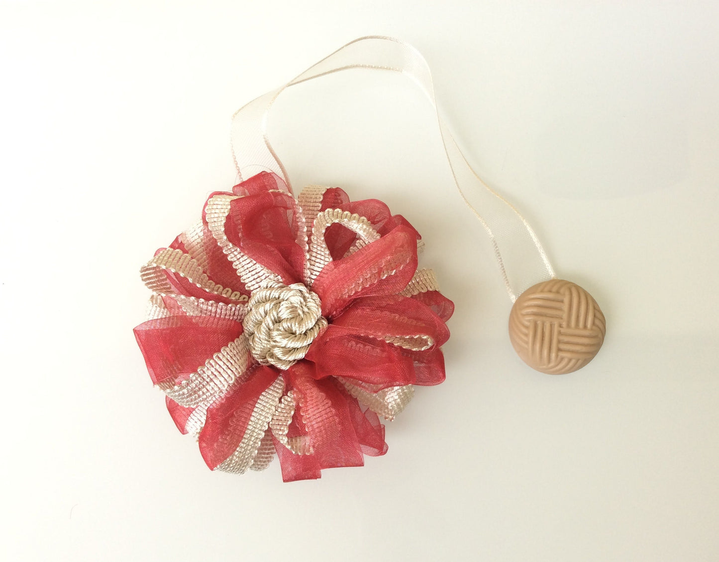 1 Magnetic flower curtain tie-back, magnet in a cream and red mix. Curtain decoration made in Italy. Vintage, shabby chic style.