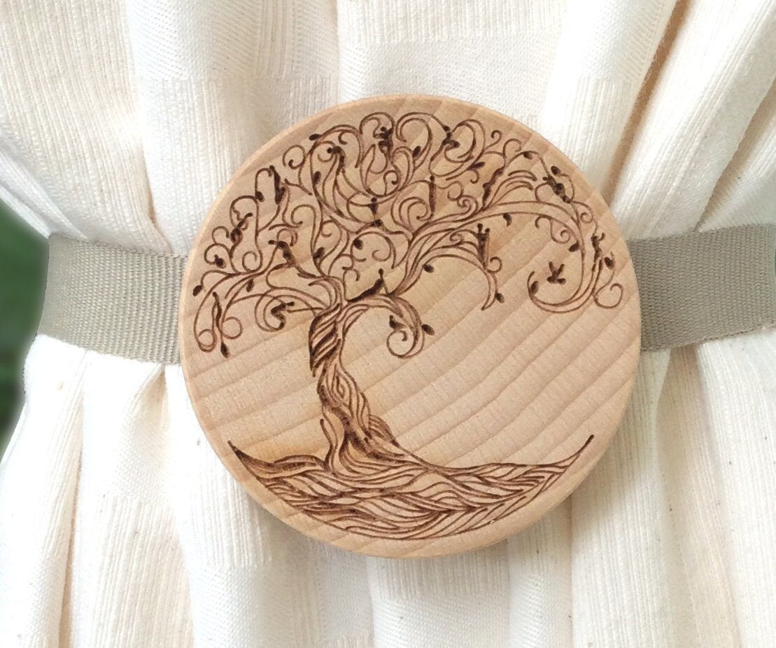 Calamita per tenda. In faggio massello decorazione albero inciso. Regalo originale fatto a mano per tutti coloro che amano decorare casa.