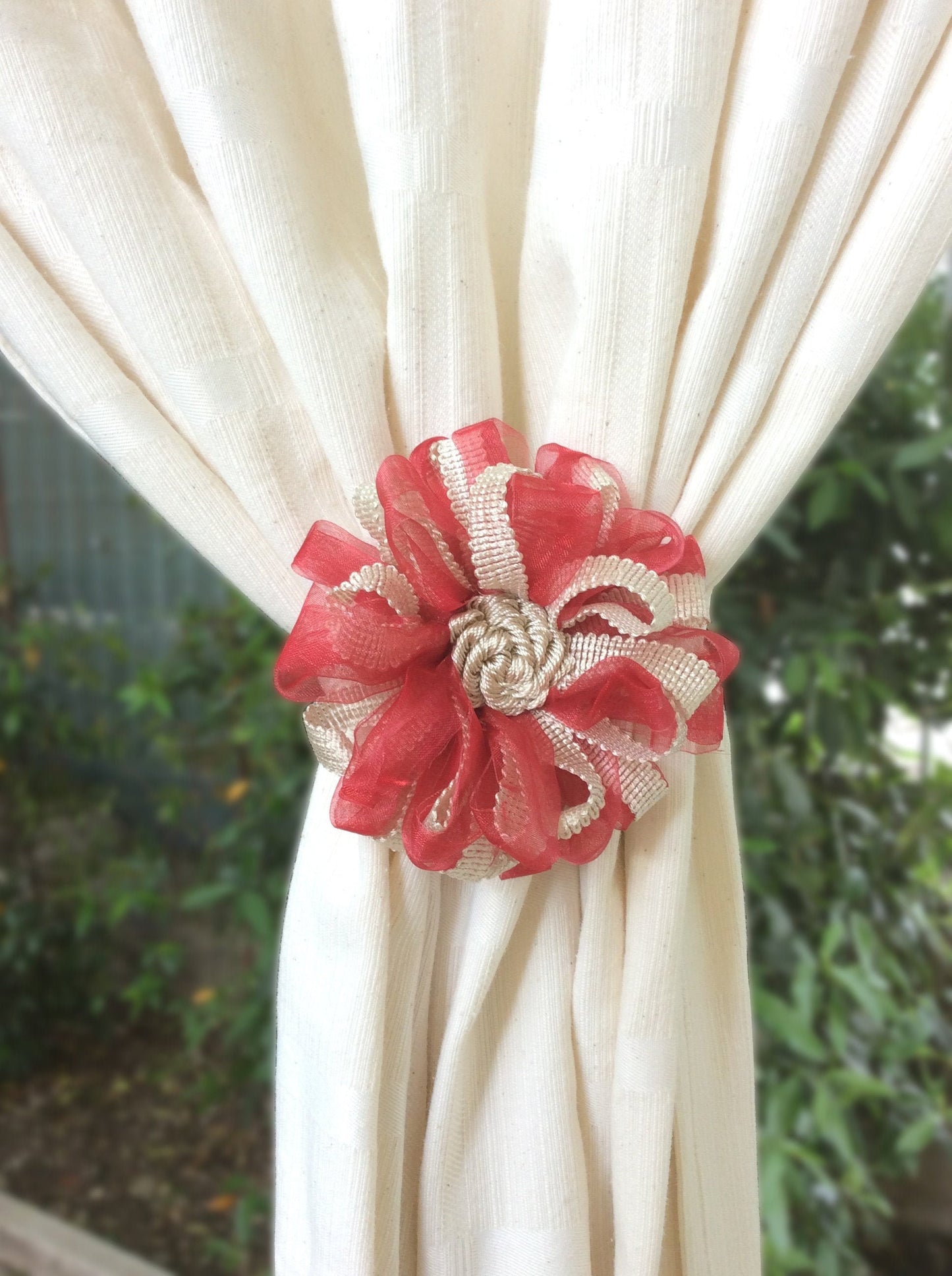 1 Magnetic flower curtain tie-back, magnet in a cream and red mix. Curtain decoration made in Italy. Vintage, shabby chic style.