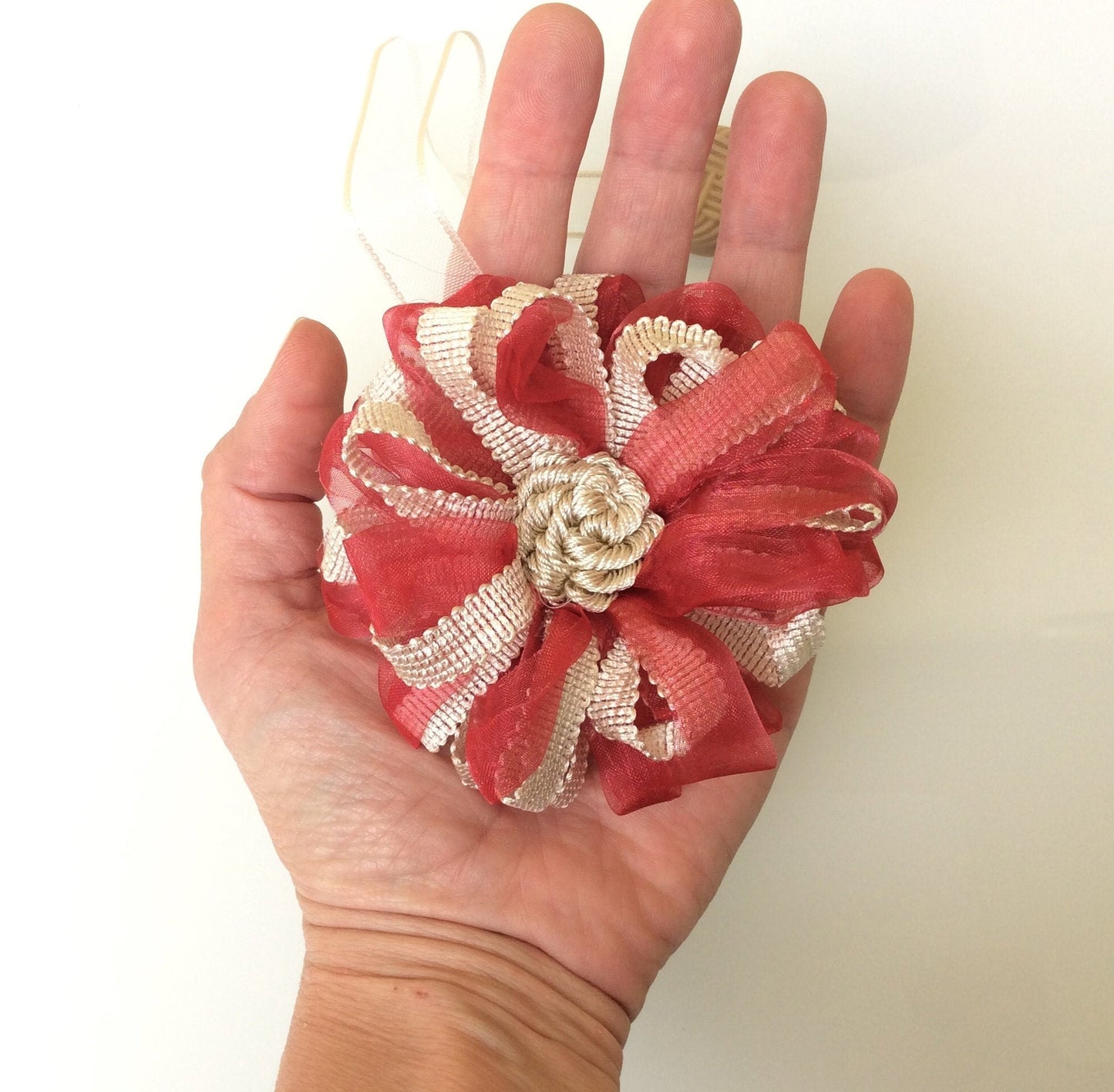 1 Magnetic flower curtain tie-back, magnet in a cream and red mix. Curtain decoration made in Italy. Vintage, shabby chic style.