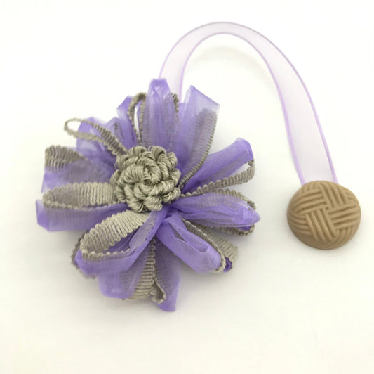 1 Calamita magnetica a fiore,fermatenda colore lilla lavanda . Decorazione per tende tendaggi made in italy