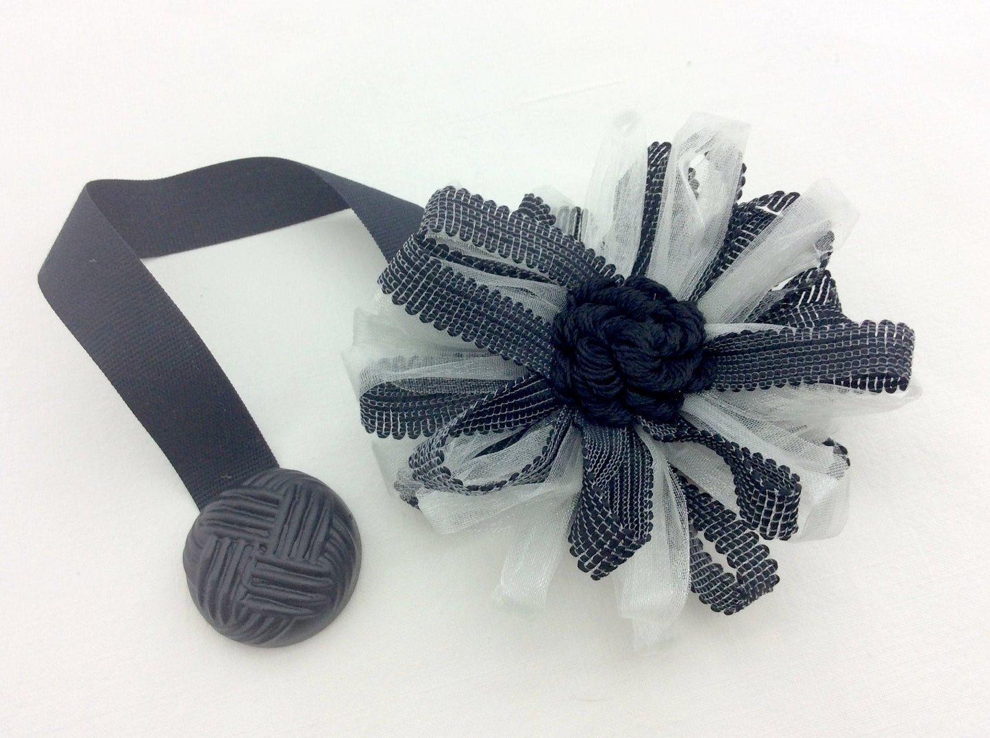 1 Calamita magnetica a fiore nero bianco organza fermatenda.Decorazione per tende tendaggi made in italy arredamento vintage regalo per lei.
